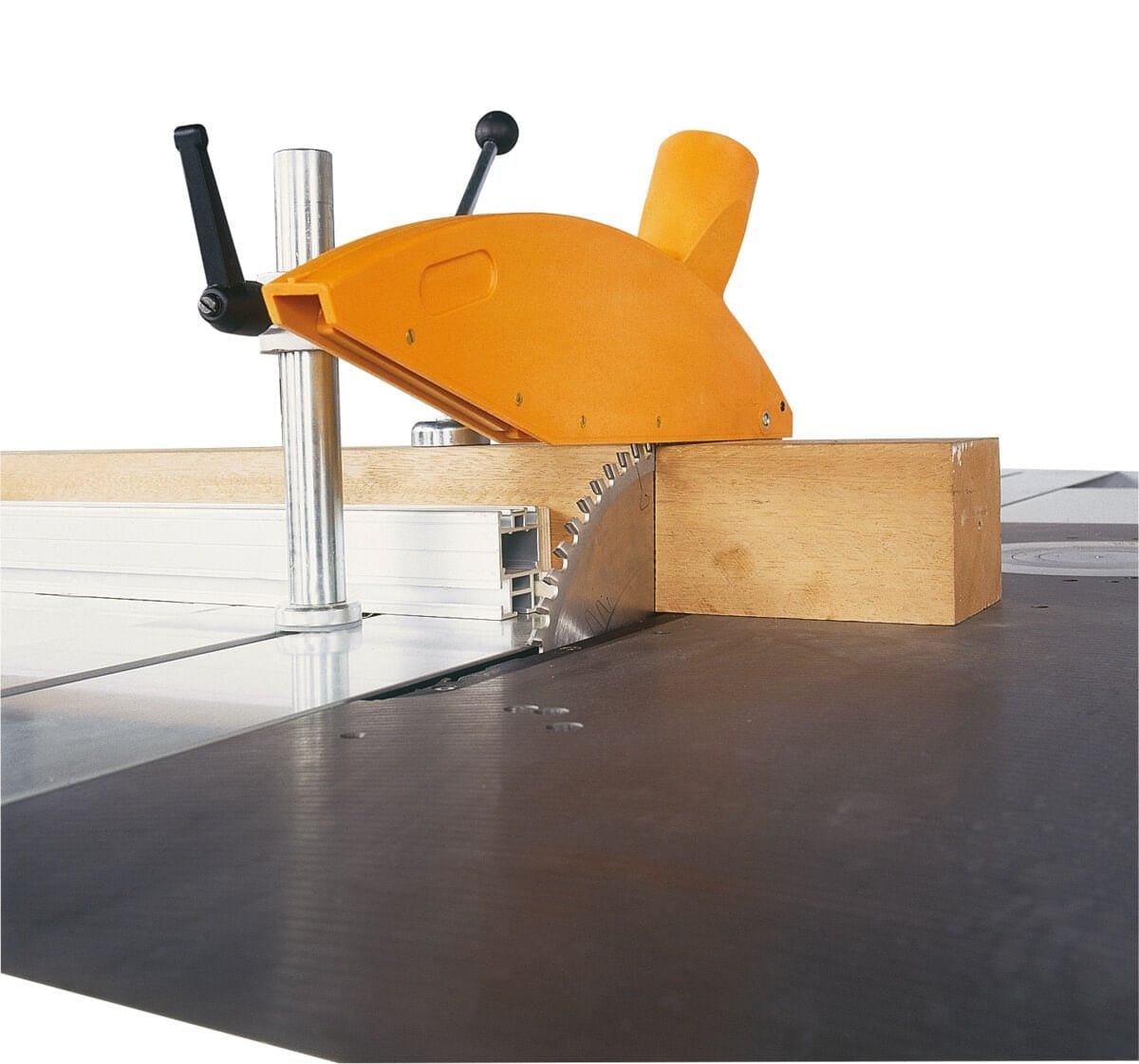 Detaliu cu pânza fierăstrăului circular SCM Minimax SC 1G tăind o bucată de lemn masiv, cu apărătoarea de siguranță montată.