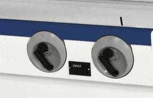 Detaliu cu panoul de control manual al circularului SCM Class SI 300, arătând roțile (volantini) și indicatorul mecanic pentru reglaje precise.