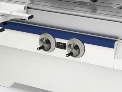 Panoul de control manual al unui circular SCM Nova, cu roți (volantini) pentru reglarea înălțimii și înclinării pânzei și indicator digital mecanic