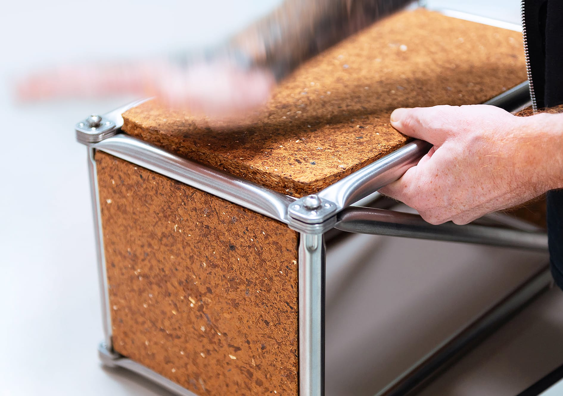 Reciclare chimică care transformă 100% din deșeurile de lemn în plăci aglomerate noi