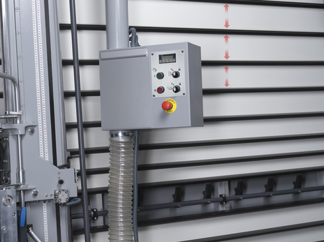 Detaliu cu panoul de control al circularului vertical FELDER KV 925 S, arătând butoanele de operare și afișajul digital (opțional) pentru poziționare.