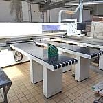 Fierăstrău de debitat în pachet HOMAG SAWTEQ S-200 (model 2024), cu încărcare frontală, mese cu perne de aer și panou de control modern.