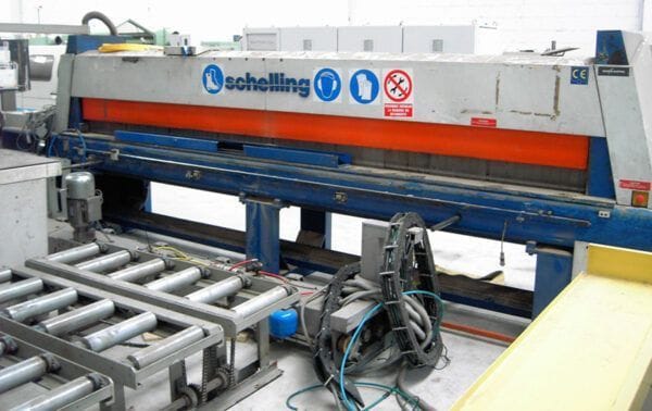 Ferăstrău de secționat în pachet Schelling FM 430, vedere frontală cu mese de alimentare și panou de comandă digital.