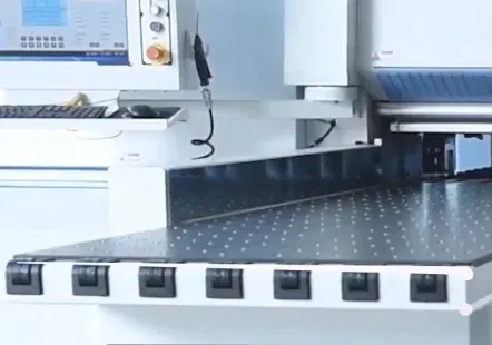 Detaliu cu masa frontală cu perne de aer a unui fierăstrău de debitat, echipată cu role pentru manipularea ușoară a panourilor.