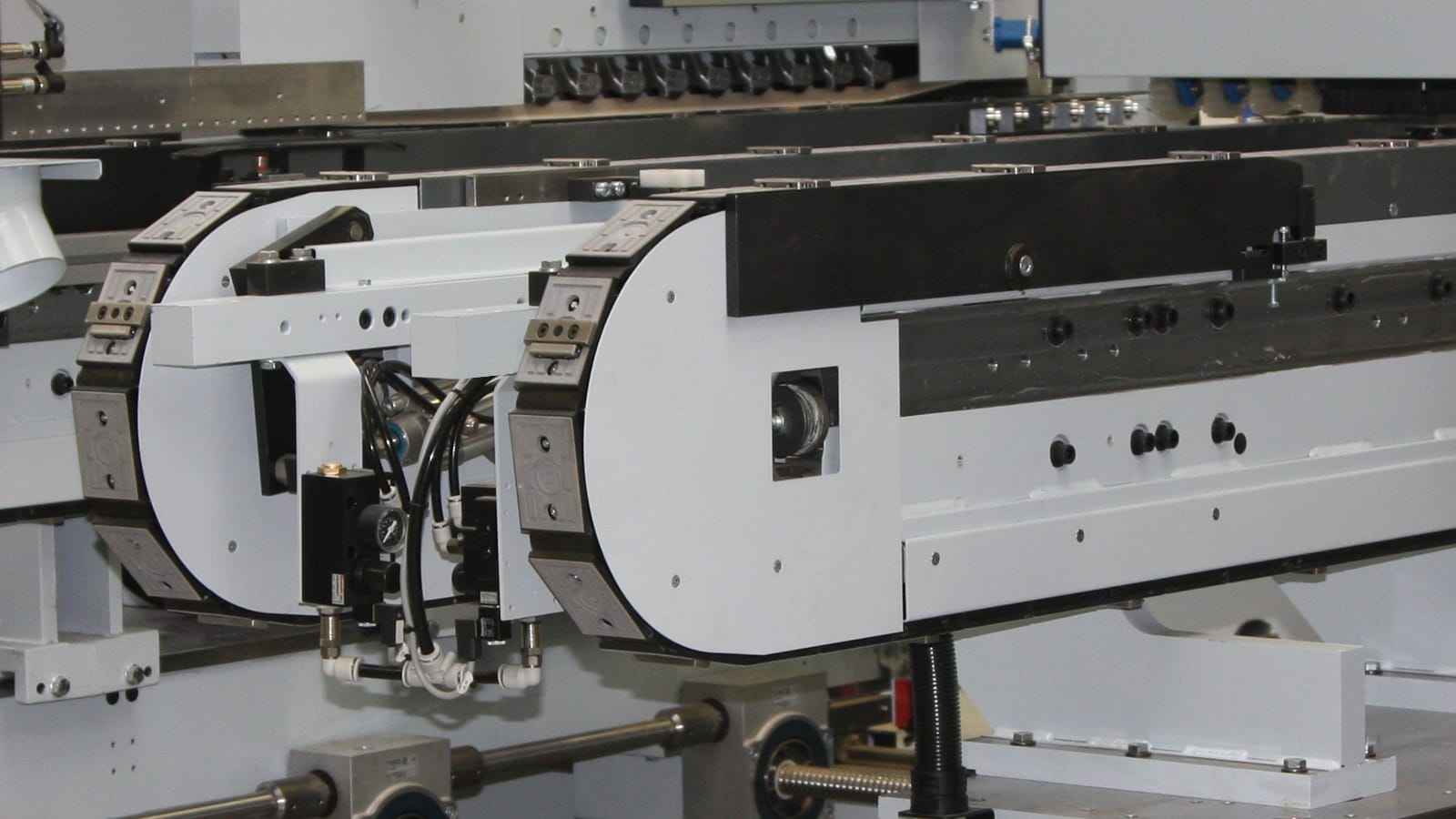 Detaliu cu lanțul de transport (conveyor chain) robust al unui fierăstrău multi-lamă (model FSQ-380), proiectat pentru un avans precis și puternic al materialului.