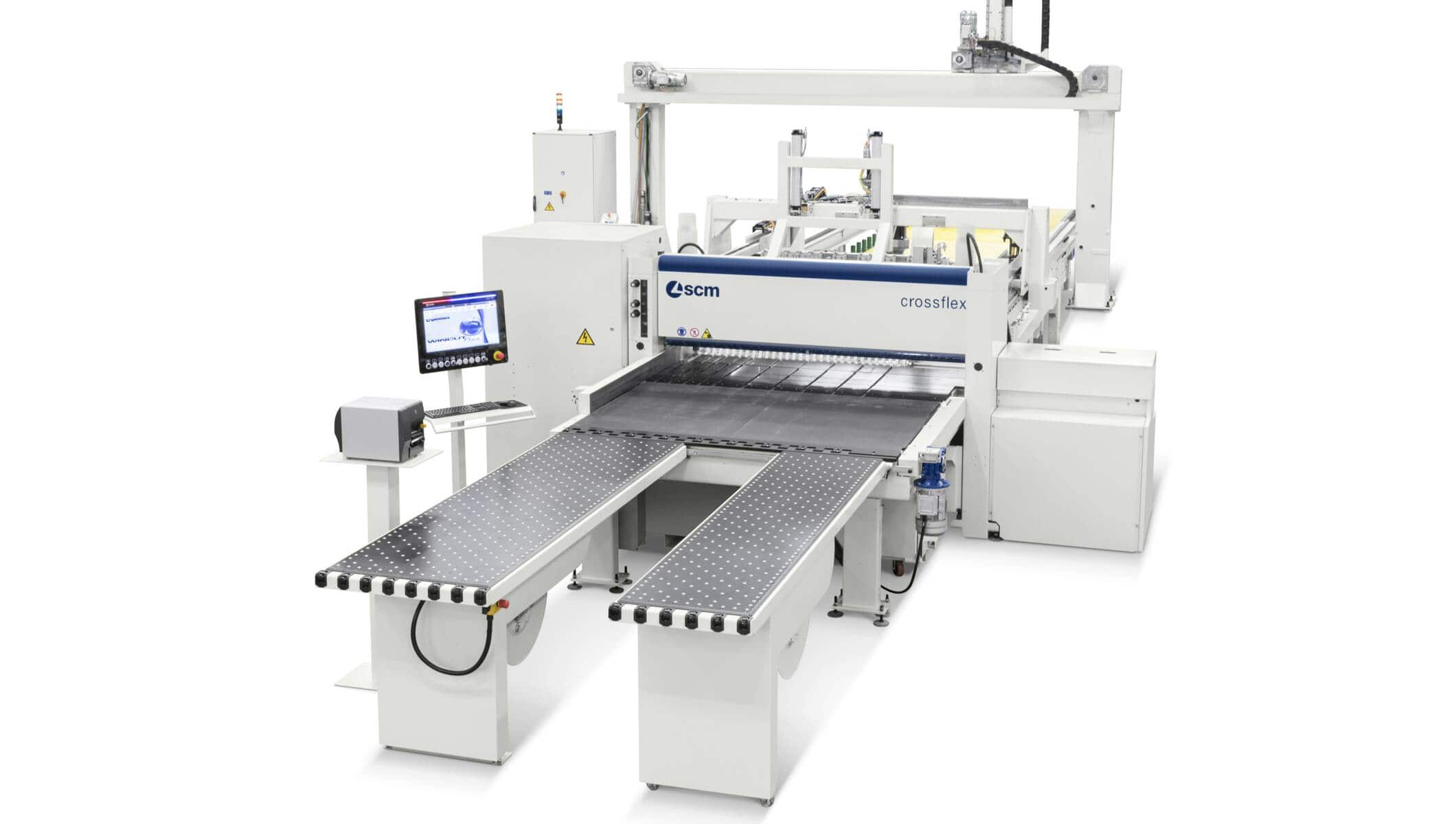 Centru de tăiere angular (angular plant) SCM Crossflex, o soluție industrială automatizată pentru tăierea flexibilă a panourilor, cu stație de control CNC.