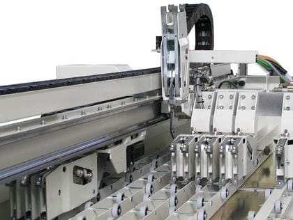 Detaliu al unității "Flexcut" pe un fierăstrău de debitat SCM, evidențiind grupul de cleme independente pentru gestionarea tăierilor complexe.