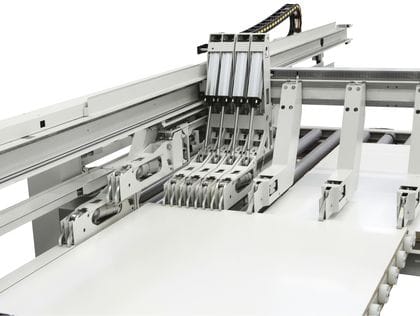 Detaliu cu sistemul "FLEXCUT 1/D" al unui fierăstrău SCM Gabbiani, arătând împingătoarele (pushers) independente care permit tăieri multiple și complexe.