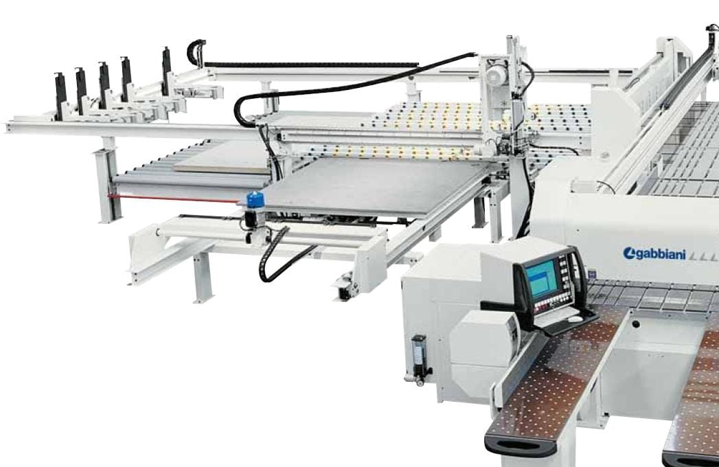 Detaliu al sistemului de alimentare SCM Gabbiani cu masă rotativă externă, care permite rotirea automată a pachetului de panouri înainte de tăiere.