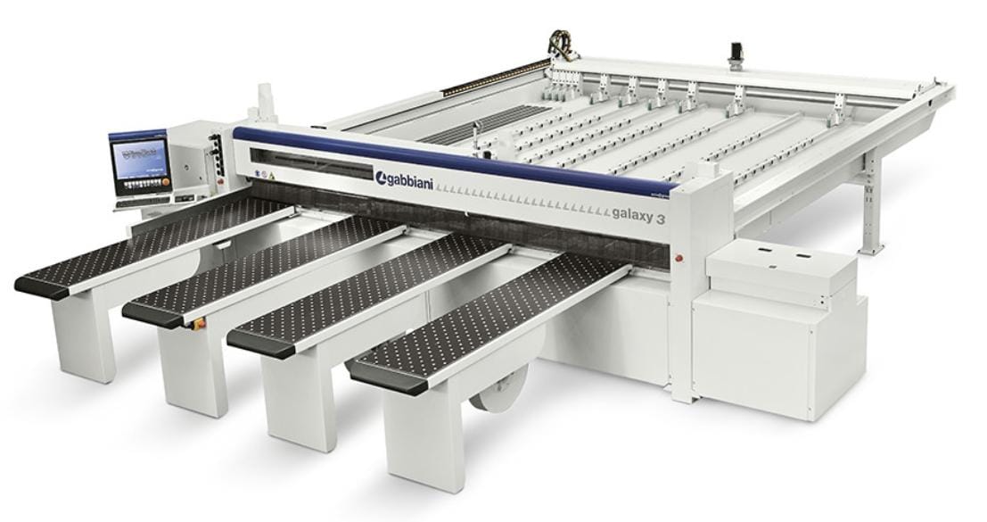Fierăstrău de debitat în pachet (beam saw) industrial SCM Gabbiani Galaxy 3, echipat cu mese frontale cu perne de aer și sistem de încărcare posterioară.