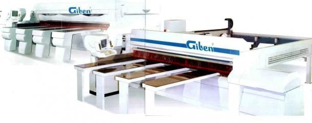 Fierăstrău de debitat în pachet (beam saw) industrial Giben Prismatic SP, echipat cu mese frontale cu perne de aer și structură robustă.