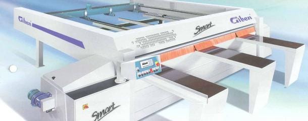 Ferăstrău de secționat în pachet Giben Smart, vedere izometrică a utilajului industrial cu mese de alimentare cu aer și panou de comandă digital.