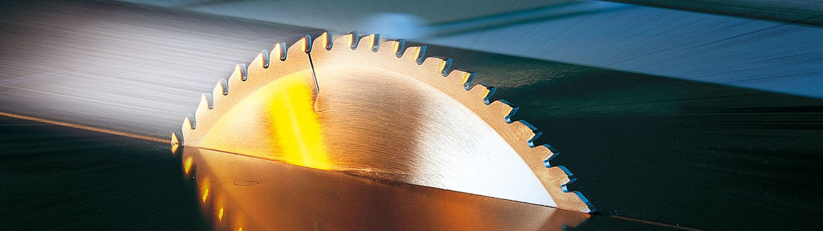 Prindere sigură: Clemele de prindere robuste ale utilajului HOLZ-HER, asigurând alinierea perfectă a pachetului de panouri în timpul ciclului de tăiere.