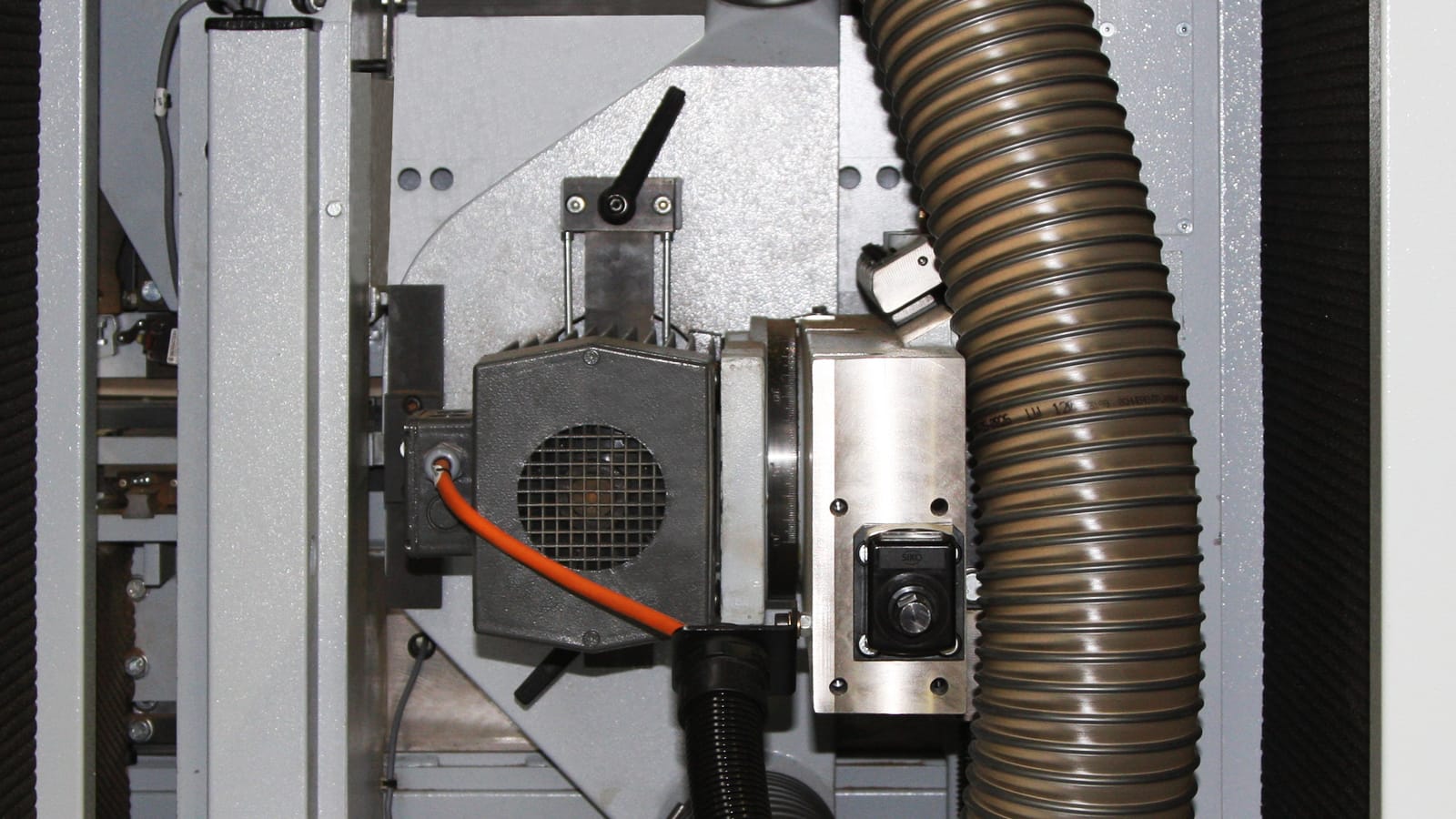 Detaliu cu unitatea de tocare (hogger) a unui fierăstrău multi-lamă (model FSQ-380), cu motor dedicat și exhaustare, pentru gestionarea deșeurilor (marginilor).