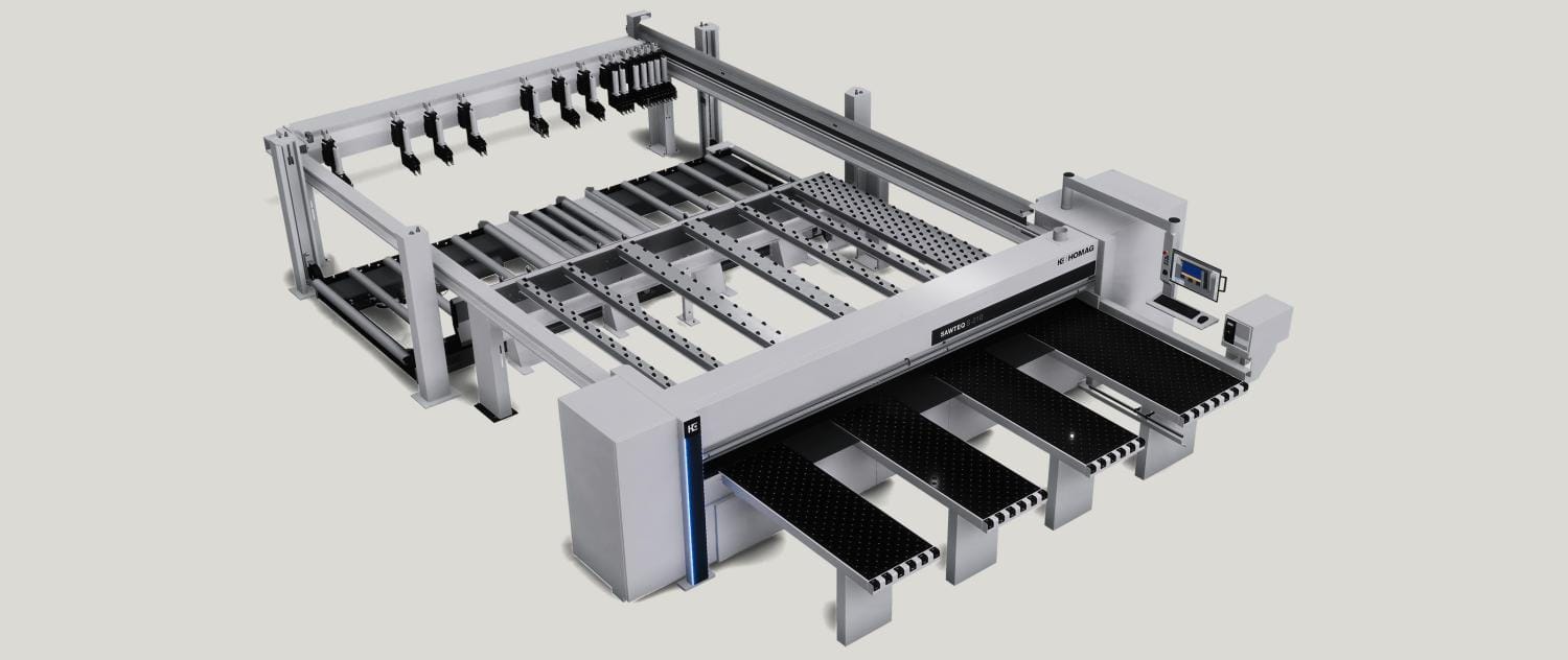  Fierăstrău de debitat în pachet (beam saw) industrial instalat într-un atelier de producție, cu mese frontale cu perne de aer pentru manipularea ușoară a panourilor.