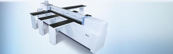 Ferăstrău de secționat în pachet Holzma HPM 120, vedere izometrică a utilajului industrial cu mese de alimentare pentru debitare PAL și MDF.