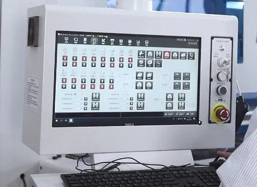 Panoul de control PC industrial al unui fierăstrău de debitat KDT (seria KS), afișând interfața software pentru gestionarea mașinii.