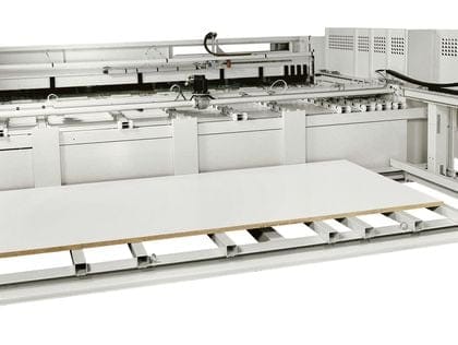 Detaliu cu masa de încărcare posterioară (lift table) a unui fierăstrău de debitat în pachet SCM Gabbiani, pregătită să introducă un panou de PAL în ciclul de tăiere.