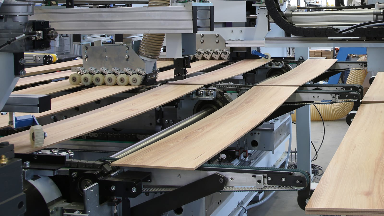 Detaliu cu lanțul de transport glisant (sliding transport chain) și o pânză de tăiere a fierăstrăului multi-lamă FSQ-310.