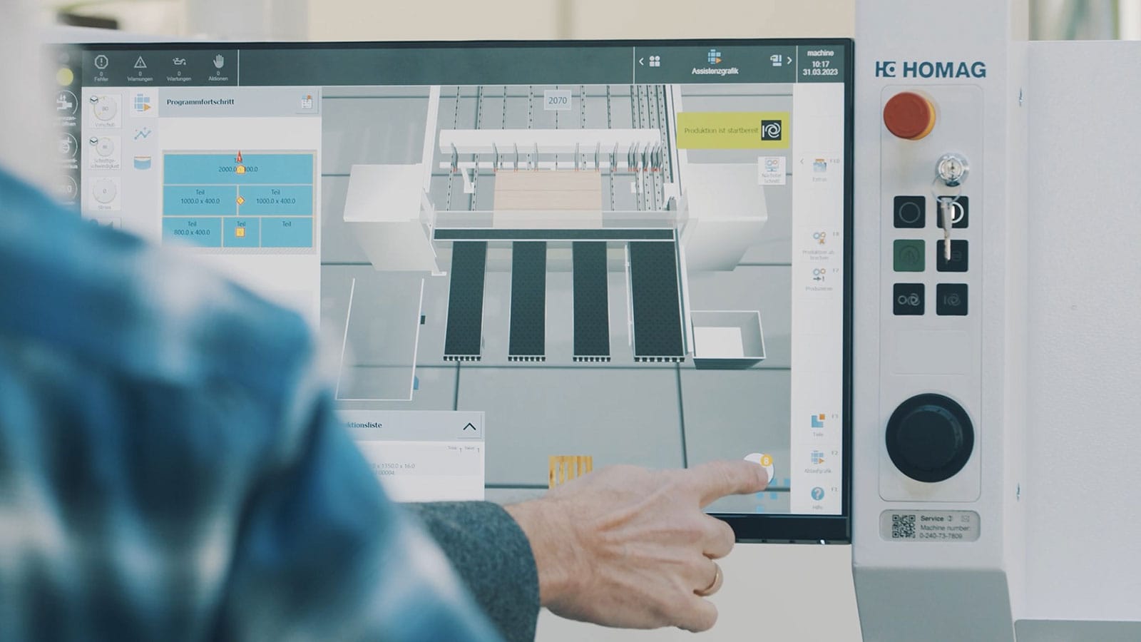 Operator utilizând panoul de comandă tactil al HOMAG SAWTEQ S-300, activând sistemul de asistență vizuală 3D pentru ghidarea pașilor de tăiere.