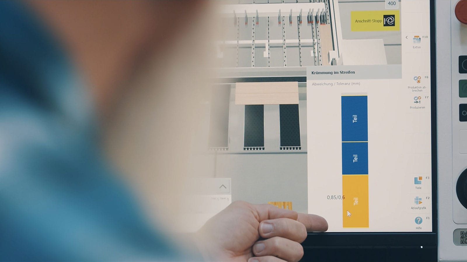 Interfața software a fierăstrăului HOMAG SAWTEQ S-300 afișând funcția "toleranceCheck" pentru detectarea curburii și tensiunii în materialul de debitat.