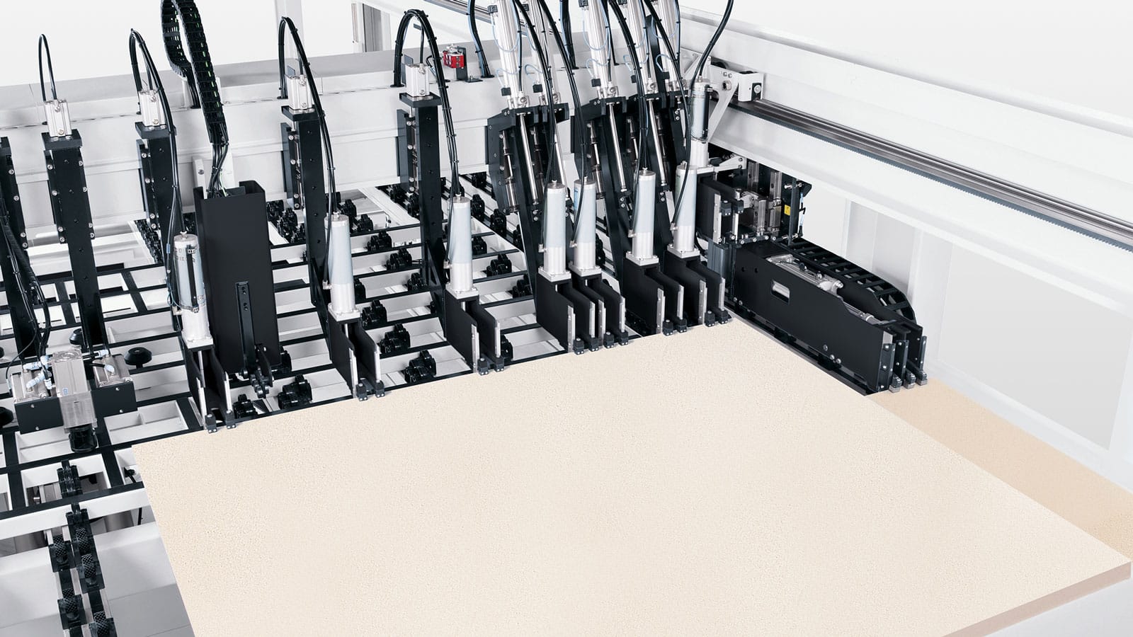 Detaliu cu sistemul de împingătoare multiple și independente (HOMAG Power Concept Premium) al unui fierăstrău de debitat, care permite tăieri simultane și complexe.