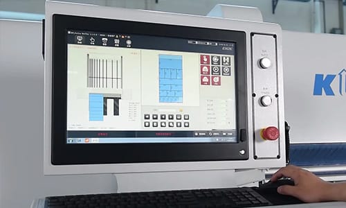 Panoul de control PC al unui fierăstrău KDT, afișând interfața software pentru optimizarea tăierii și monitorizarea procesului.