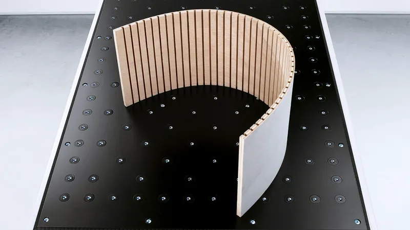Exemplu de panou curbat realizat prin tehnica de "kerfing" (canelare repetată) pe un centru de prelucrare CNC, demonstrând flexibilitatea materialului.