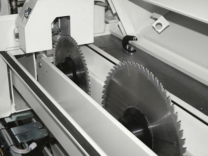 Interfața software-ului SCM "Maestro Cut", arătând un plan de optimizare a tăierii (nesting) pentru un fierăstrău de debitat panouri.