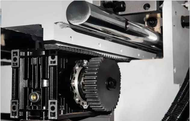Detaliu cu sistemul de antrenare servo-motorizat al carului port-pânze (saw carriage) al unui fierăstrău KDT, utilizând cremalieră și pinion.