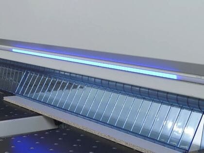 Detaliu cu banda de lumină LED de pe grinda de presiune a unui fierăstrău de debitat SCM Gabbiani, care iluminează linia de tăiere pentru un control vizual optim.