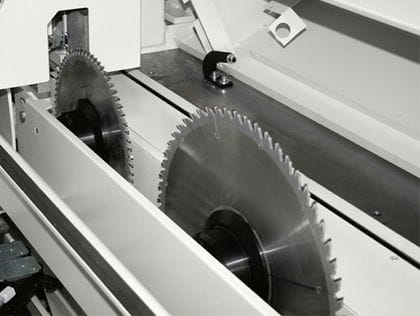 Unitatea de tăiere (grupul sega) a unui fierăstrău de debitat SCM Gabbiani, arătând pânza principală și pânza incizoare (scorer) pentru tăieri fără așchiere.