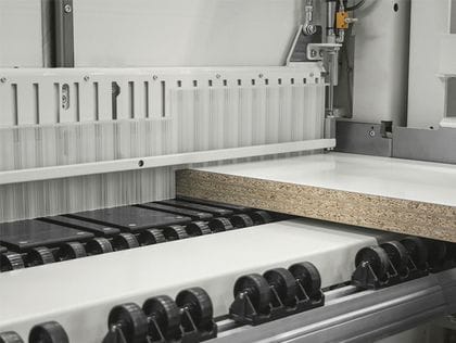 Detaliu cu sistemul de împingătoare independente (tip "Flexcut") ale unui fierăstrău SCM Gabbiani, care permit tăieri multiple și complexe.