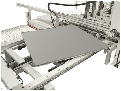 Detaliu cu sistemul de aliniere laterală (cross-alignment) al unui fierăstrău SCM Gabbiani a 3, poziționând automat un panou de PAL pentru tăiere.