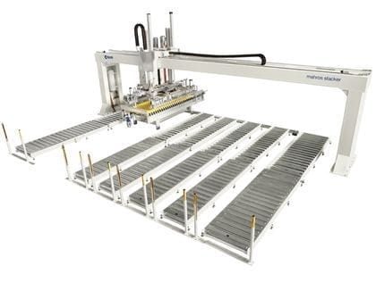 Robot de stivuire (stacker) automat Mahros (parte a SCM Group), deservind un fierăstrău de debitat, aranjând piesele tăiate pe conveioare cu role.