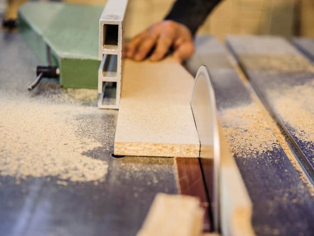 sursa fotografiei:  https://www.industriamobilei.ro/