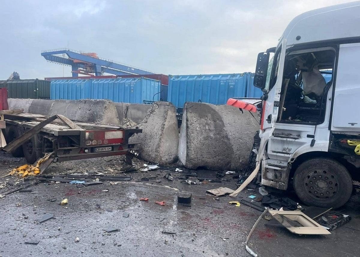 Russland attackiert erneut Häfen in der Region Odessa: Zwei Tote, 8 Verletzte und brennende Öl-Container