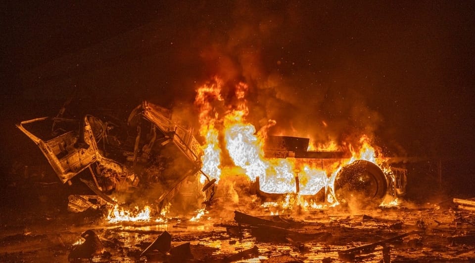 Brutaler russischer Angriff gegen Zivilisten: Nova-Poshta-Terminal bei Charkiw zerstört – vier Tote