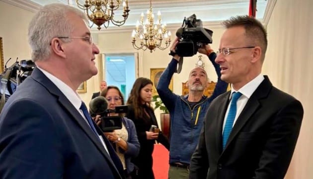 Ungarn beschuldigt Ukraine: Szijjártó wirft Kyjiw Transport von „Militärmafia"-Geldern vor