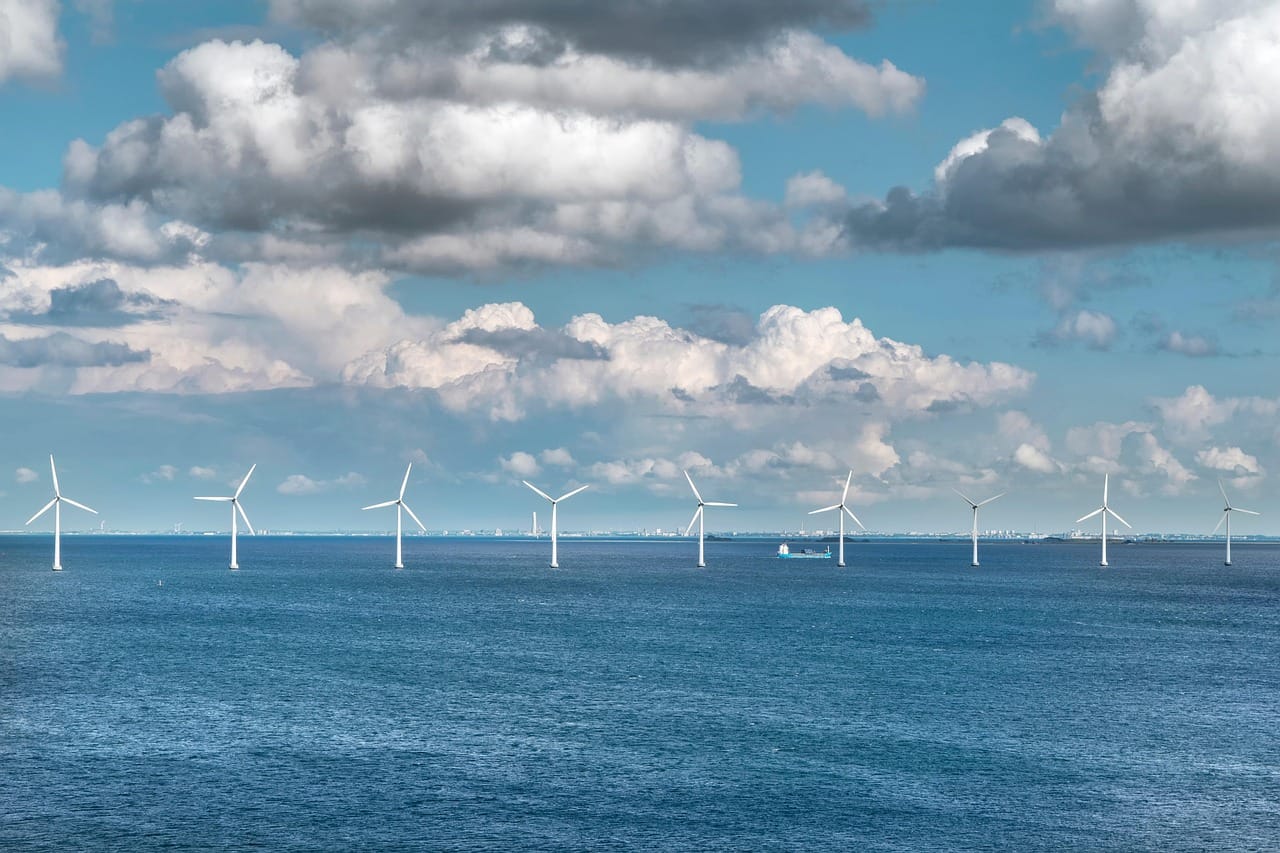 Éoliennes en mer : un choix coûteux, inefficace et polluant