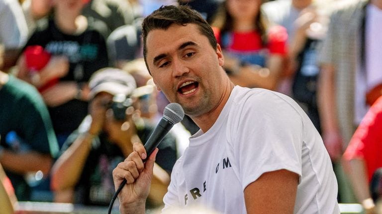 Charlie Kirk, figure trumpiste de 31 ans, abattu en plein discours