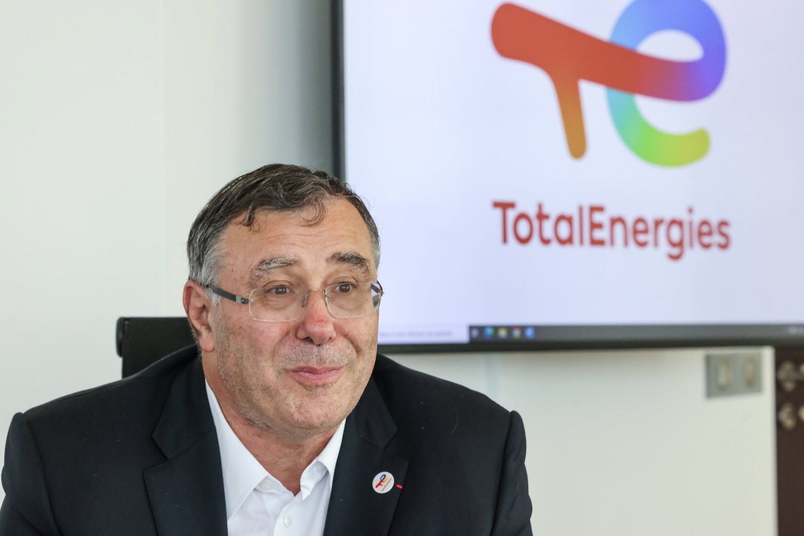 TotalEnergies brandit la fin du plafonnement des carburants face au retour d’une taxe sur les superprofits
