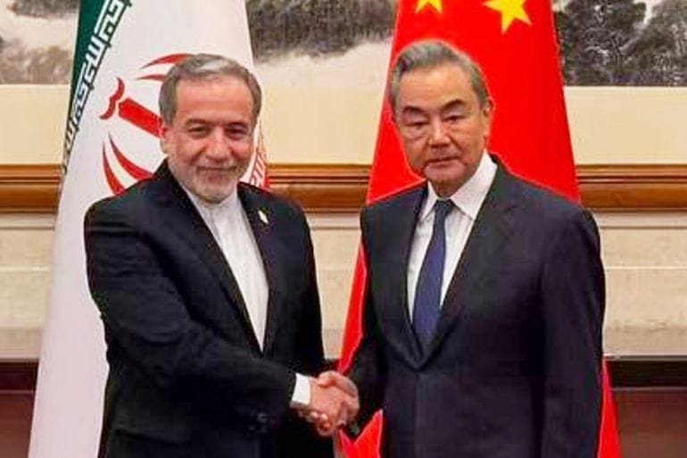 À Pékin, Wang Yi et Abbas Araghchi affichent leur coordination sur l’Iran et Ormuz