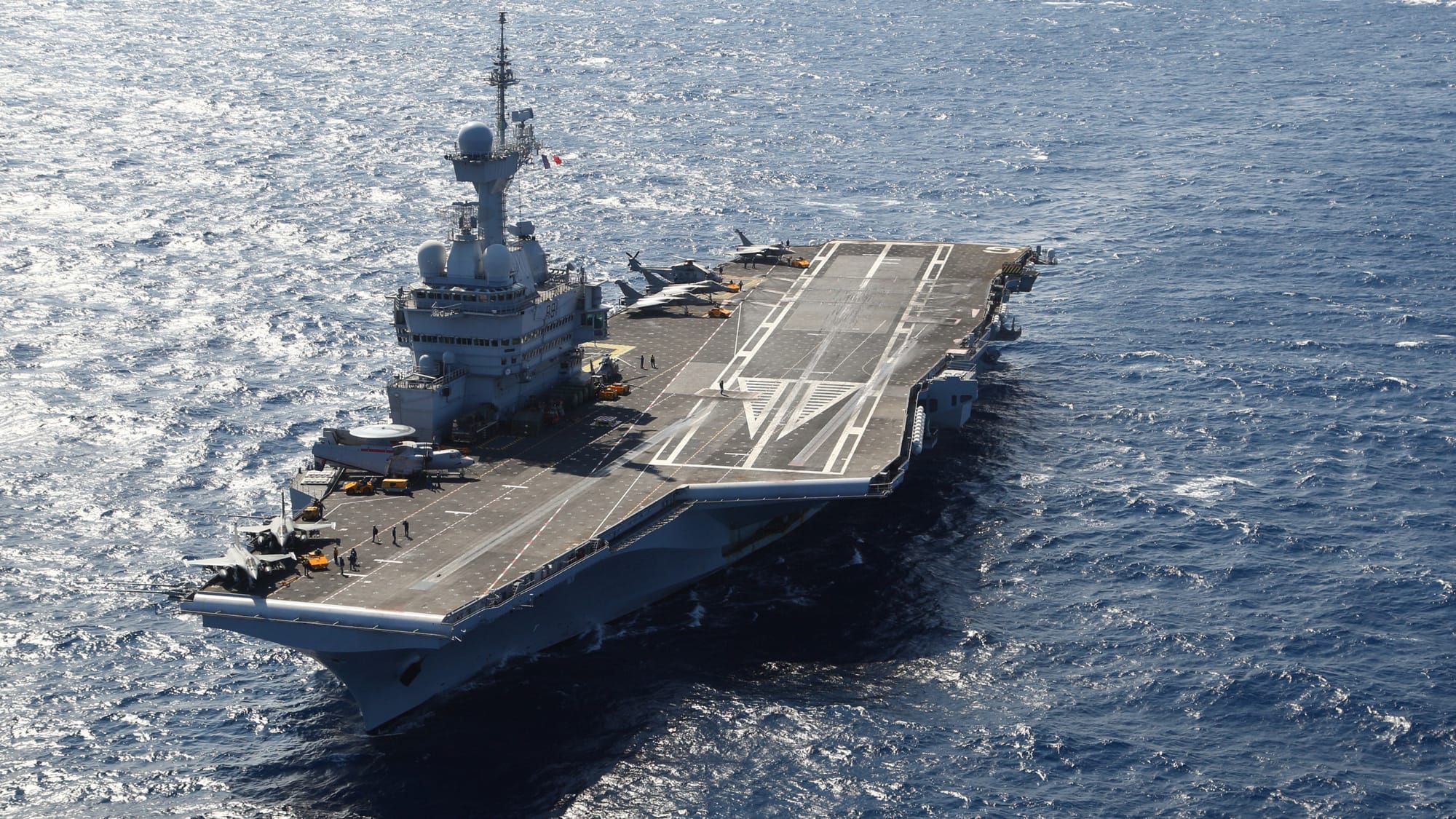 Le porte-avion Charles-de-Gaulle se dirige vers la mer Rouge