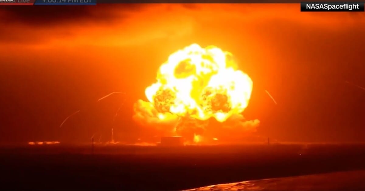 Le lanceur New Glenn de Blue Origin explose sur son pas de tir avant un vol prévu