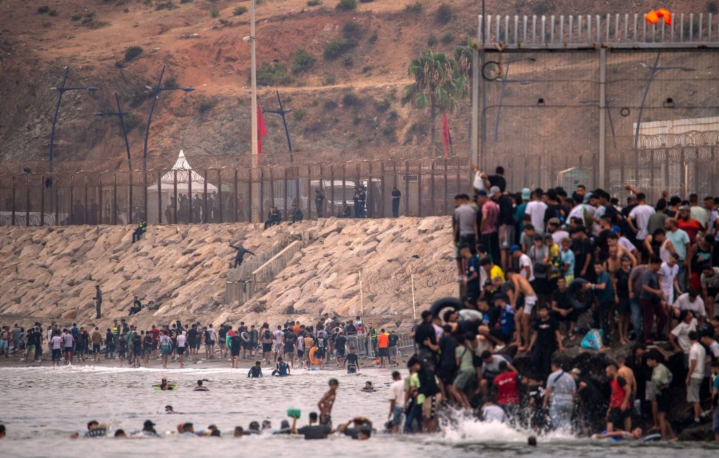 À Ceuta, l’Espagne fait état de dizaines de milliers d’entrées depuis le Maroc