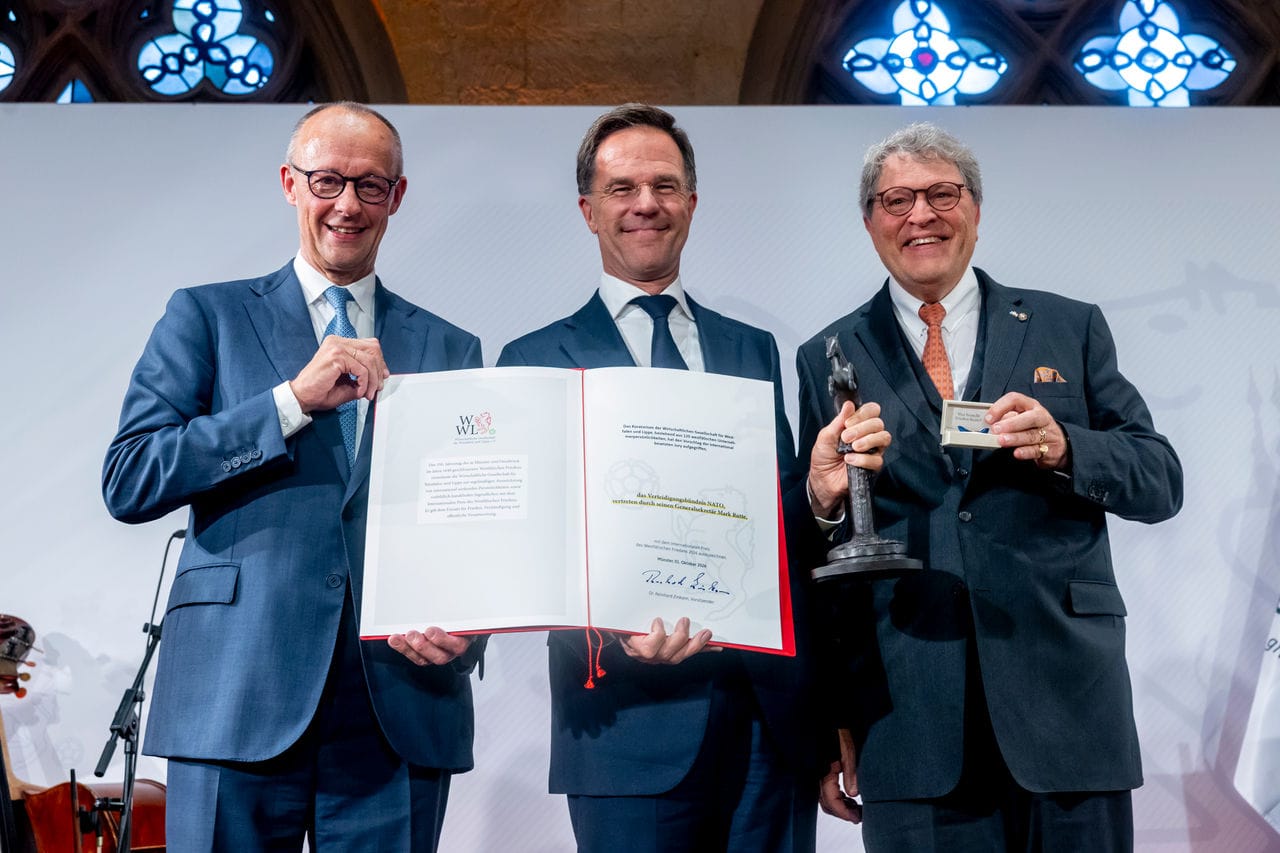 Mark Rutte reçoit à Münster un prix de la paix au nom de l’OTAN